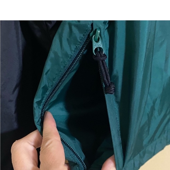 Men's Columbia Packable Lightweight Jacket
Size L - Picture 4 of 6